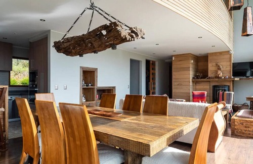 Villarrica Casa | Modern, Elegant Retreat with stunning Panoramic Views of Lake Villarrica!