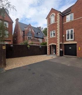 Welford Casa | Modern Elm Tree House with Cinema 6 Bedroom sleeps 12