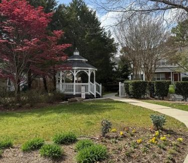 Charlotte Casa | Modern Entire 2-Bedroom House for 6 Guests at University City