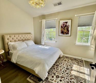 Charlotte Casa | Modern Entire 2-Bedroom House for 6 Guests at University City