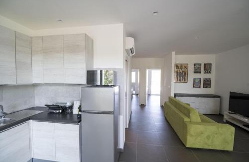 Zona XXX Castel Fusano Apartamento | Modern Family 2 BR Apartment in Residential Area