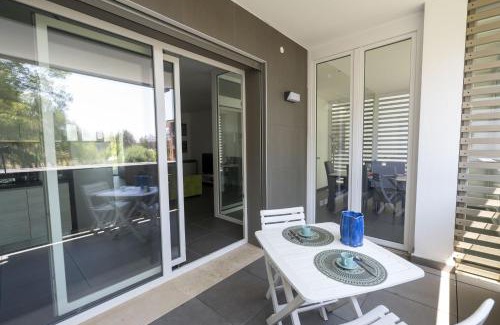 Zona XXX Castel Fusano Apartamento | Modern Family 2 BR Apartment in Residential Area