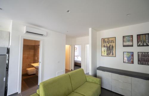 Zona XXX Castel Fusano Apartamento | Modern Family 2 BR Apartment in Residential Area