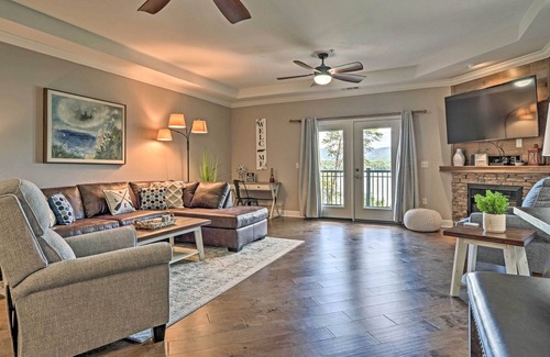 Bean Station Condominio | Modern Family Condo with Pano Lake Views & Pool!