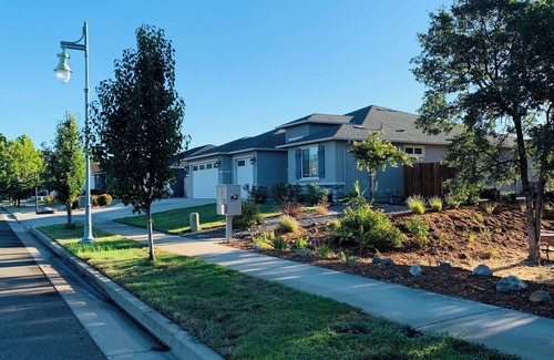 Columbia Casa | Modern family home in a quiet neighborhood near Bethel! 4 bedrooms and 3 baths!