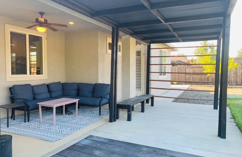 Columbia Casa | Modern family home in a quiet neighborhood near Bethel! 4 bedrooms and 3 baths!