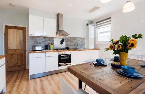 Earlsfield Casa | Modern Family Home in London Close to Amenities and Train