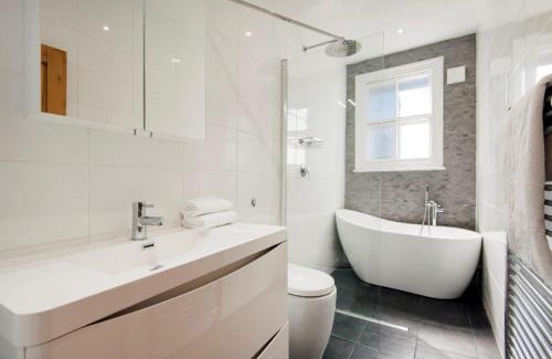 Earlsfield Casa | Modern Family Home in London Close to Amenities and Train