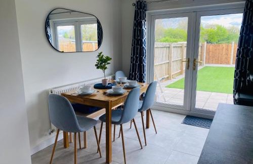 Llandaff North Casa | Modern Family Home with Off-Road Parking