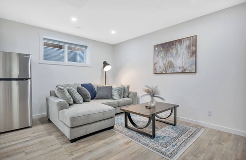 Southwest Edmonton Apartamento | Modern Family Sized Guest Suite With All Essentials