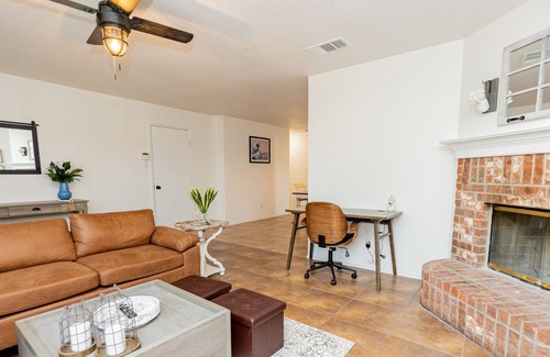 Saginaw Casa | Modern Farm House with Backyard | Pet Friendly