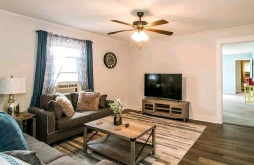 Kernersville Casa | Modern Farmhouse, 1 Mile-Downtown, Self Check-In