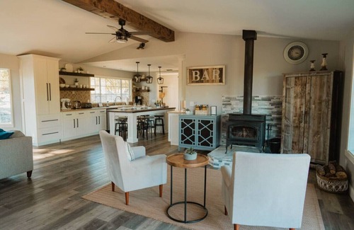 Ahwahnee Apartamento | Modern Farmhouse by Casa Oso with hot tub/ views