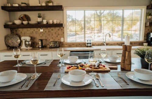 Ahwahnee Apartamento | Modern Farmhouse by Casa Oso with hot tub/ views