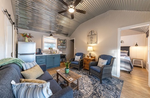 Bandera Cabaña | Modern farmhouse cottage close to downtown Bandera