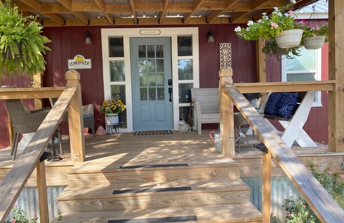 Bandera Cabaña | Modern farmhouse cottage close to downtown Bandera