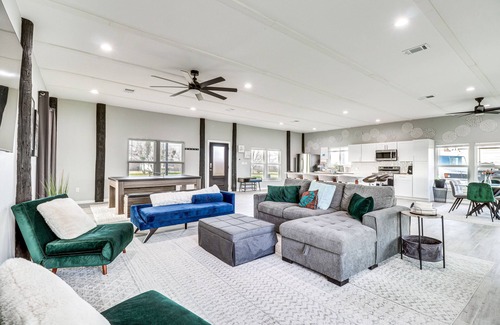 Del Valle Casa | Modern Farmhouse in Del Valle: Rural Setting!