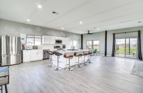 Del Valle Casa | Modern Farmhouse in Del Valle: Rural Setting!