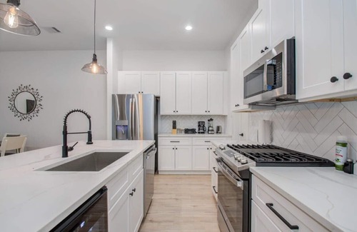 Northside Casa | Modern Farmhouse, Mins Restaurants & Attractions