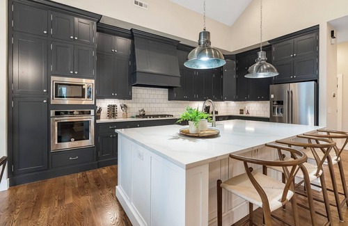 Downtown Casa | Modern Farmhouse steps from Momentary and MTB Trails.