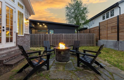 Downtown Casa | Modern Farmhouse steps from Momentary and MTB Trails.