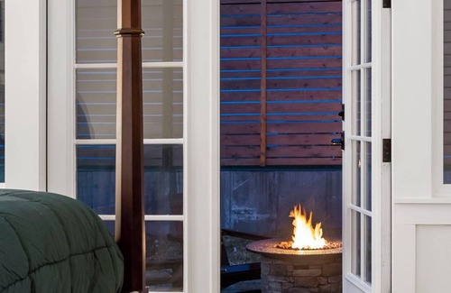 Downtown Casa | Modern Farmhouse steps from Momentary and MTB Trails.