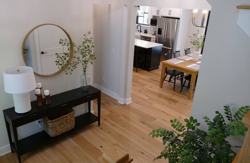 Michigan City Casa | Modern Farmhouse Retreat-10 Min Walk to Lake Michigan-Hot Tub-Sauna