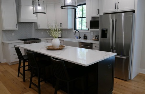 Michigan City Casa | Modern Farmhouse Retreat-10 Min Walk to Lake Michigan-Hot Tub-Sauna