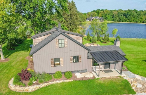 Madison Cabina | Modern Farmhouse w/Hot Tub, Lake Views & Scenic Trails in Ohio Wine Country