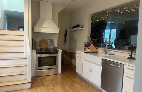 Warren Casa | Modern Farmhouse with Chef’s Kitchen and Coffee Bar on the River!