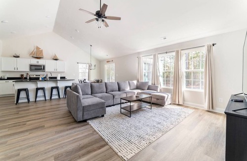 Oriental Casa | New Inner Banks Home: Private, Water Access, Master Suite, Sleeps 10, 2.5 Acres