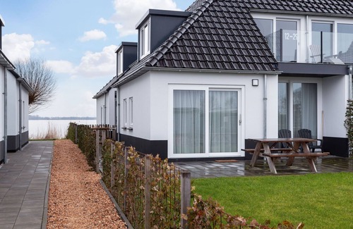 Offingawier Apartamento | Apartamento moderno en el 1er piso ubicado directamente en Sneekermeer
