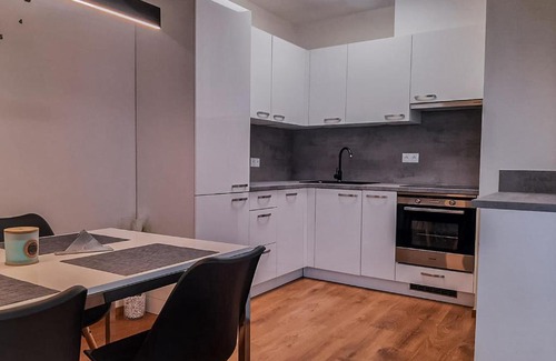 Hradec Kralove Apartamento | Modern flat with large terrace