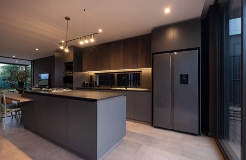 Salt Rock Apartamento | Modern Forrest Escape, No Loadshedding