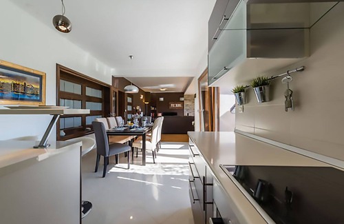 Solin Villa | Villa moderna de cuatro dormitorios con taberna tradicional.