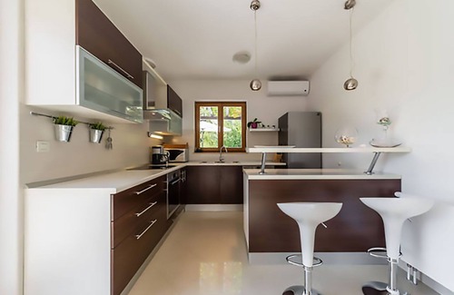 Solin Villa | Villa moderna de cuatro dormitorios con taberna tradicional.