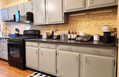 Fox Point Apartamento | Modern French Vacation Home at Brown
