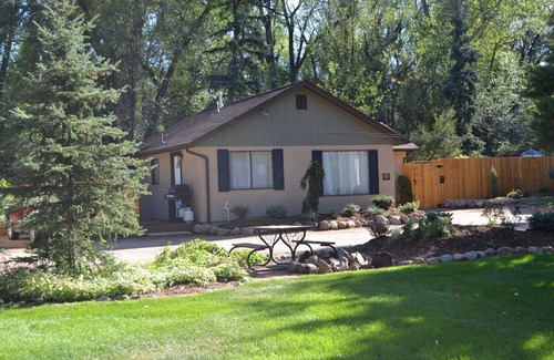 Broadmoor Casa | Modern, Fresh and Beautiful 2 Bedroom Cottage!