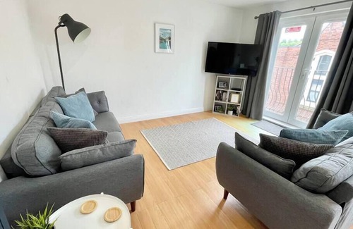 Windmill Hill Apartamento | Modern, fresh & spacious apartment with parking