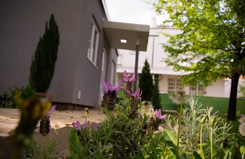 Vozdovac Apartamento | Apartamento moderno y totalmente equipado con gran jardín.