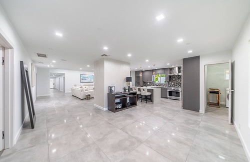 Sherman Oaks Casa | Modern Fulton Villa-7bdr