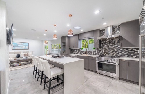 Sherman Oaks Casa | Modern Fulton Villa-7bdr