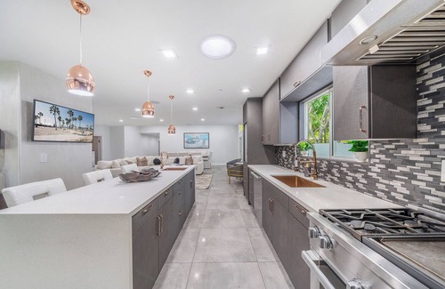 Sherman Oaks Casa | Modern Fulton Villa-7bdr