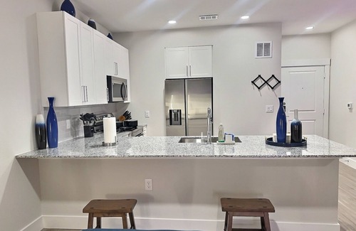 East Downtown Houston Apartamento | Modern Furnished 1BR / Gated Parking / Near Downtown, Heights & Montrose