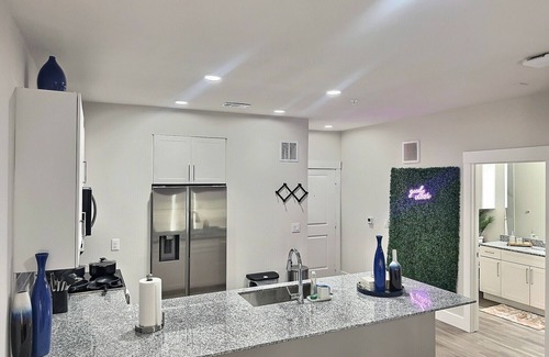 East Downtown Houston Apartamento | Modern Furnished 1BR / Gated Parking / Near Downtown, Heights & Montrose