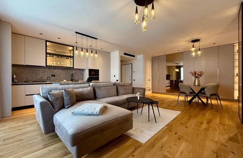 Pantelimon Apartamento | Modern furnished vacation apartment with covered balcony directly on Lebada Lake