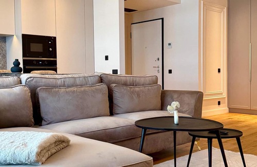Pantelimon Apartamento | Modern furnished vacation apartment with covered balcony directly on Lebada Lake
