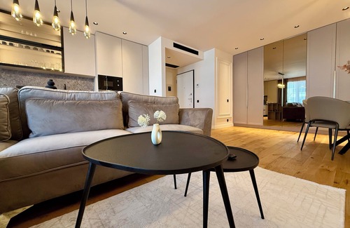 Pantelimon Apartamento | Modern furnished vacation apartment with covered balcony directly on Lebada Lake