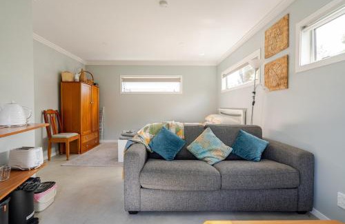 Auckland Casa | Modern Garden Cottage with Private Outdoor Area - New Lynn