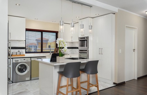 Century City Apartamento | Modern Gem with Pool and Balcony